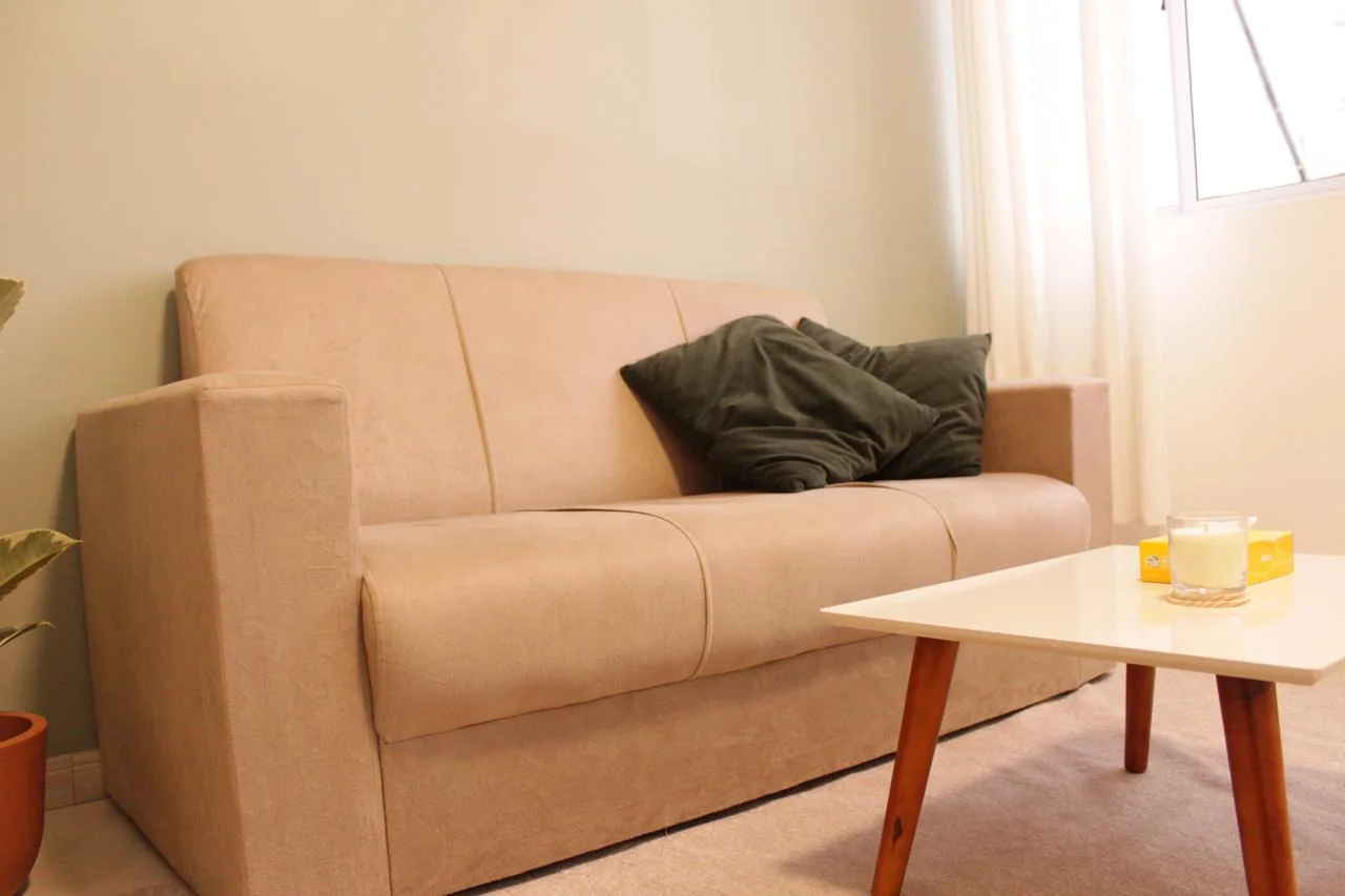 Consultório com sofá e mesa de apoio